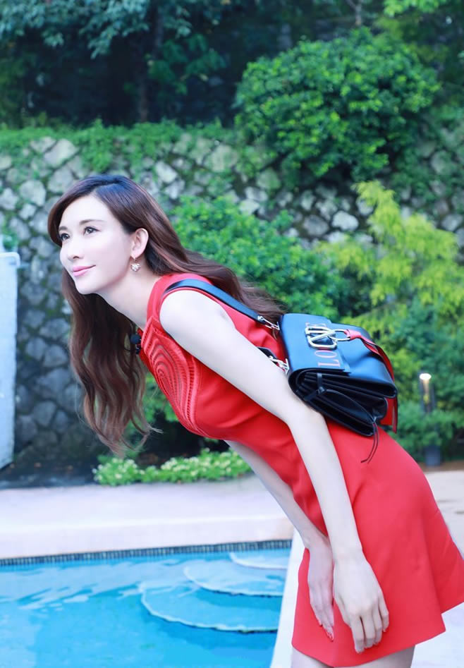 林志玲穿深v吊带连衣裙凹造型,林志玲印花黑裙端庄优雅