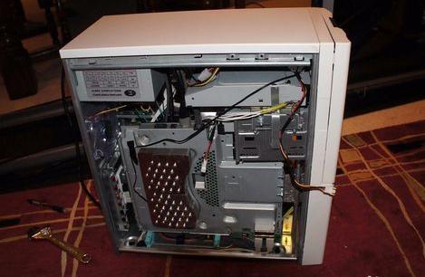 机箱漏电一碰就重启,电脑机箱漏电怎么判断是静电