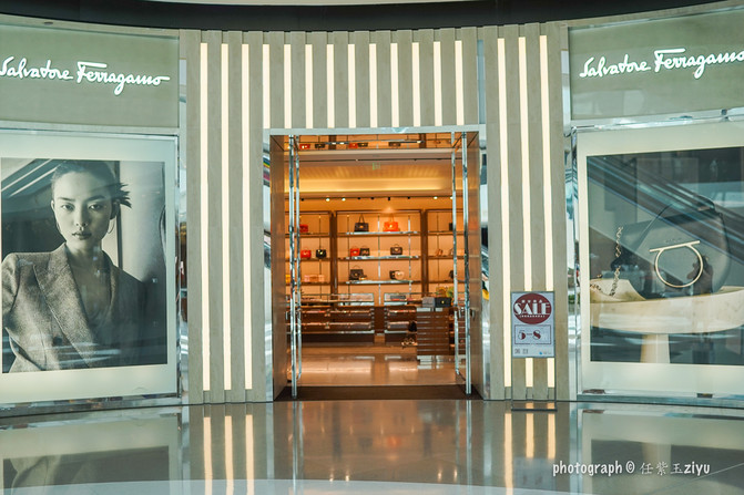 一群年轻人到三亚，摆pose，拍照