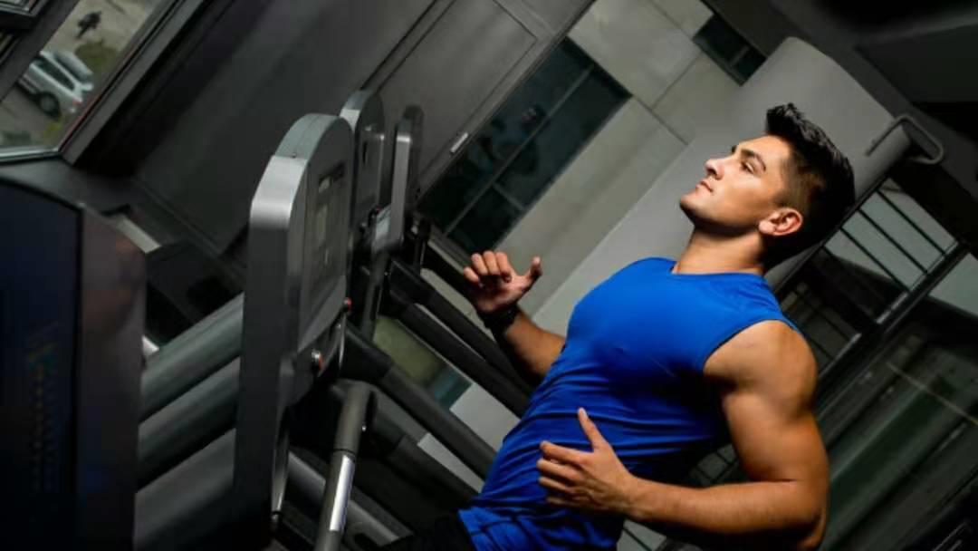 有十年维修经验，问：投资三十万，做汽车维修行业，前景怎么样？