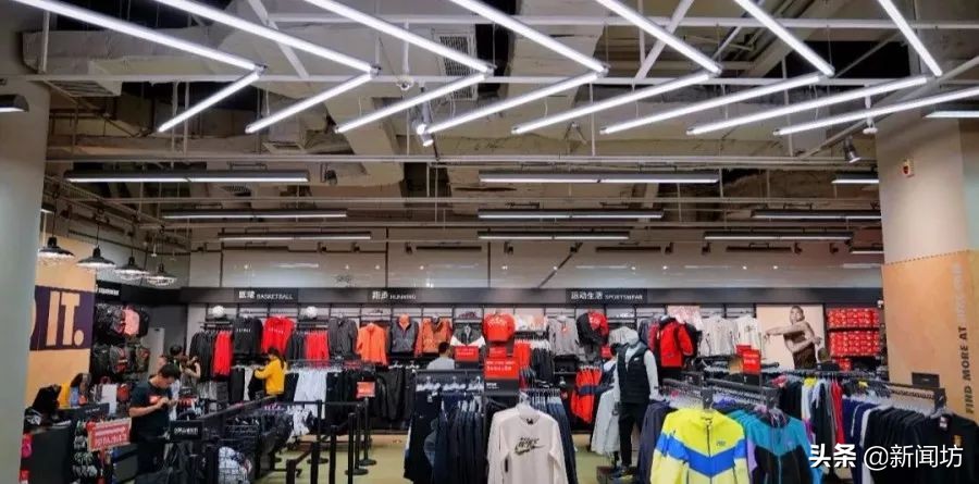 商场里的阿迪耐克高端假货店,商场专柜卖假耐克