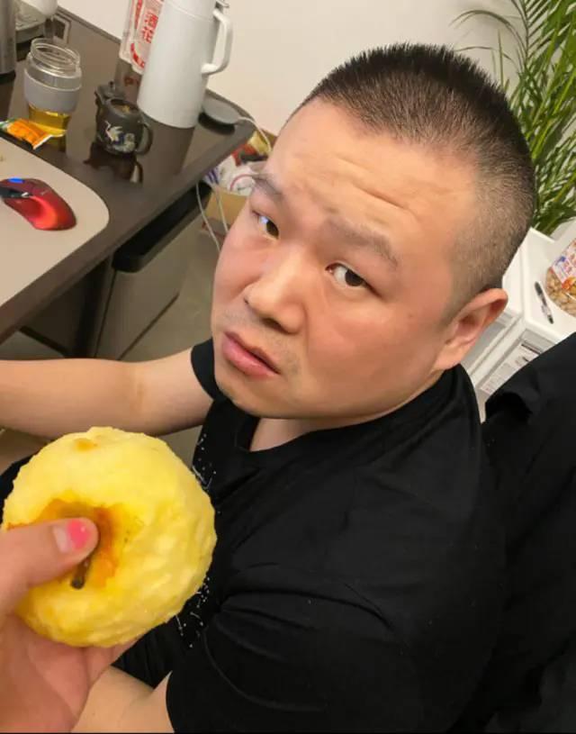 岳云鹏半夜要吃苹果视频,岳云鹏削苹果