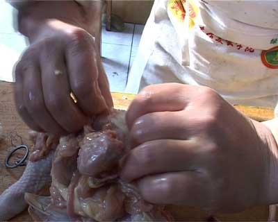 最详细鸡爪焯水剔骨教程,整鸡去骨正宗做法