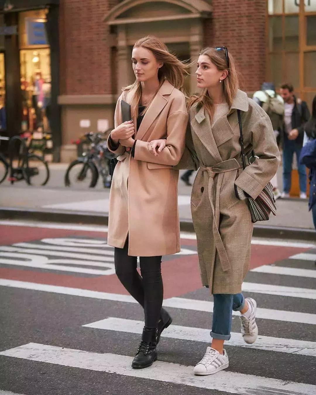 运动鞋怎么搭配大衣,韩国大衣运动鞋搭配