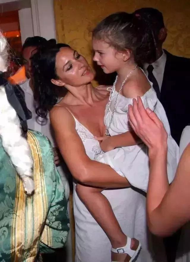 她是全球公认的最性感女神:“裸露”却不情色的人间*物尤**