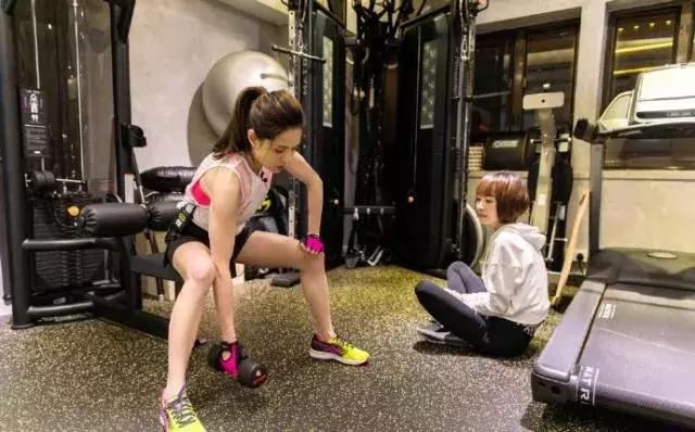 56岁的李若彤怎么保持身材的,小龙女李若彤健身前后对比
