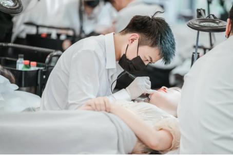 纹唇20多年后吃辣的就肿发红发黑,纹唇后大面积发黑