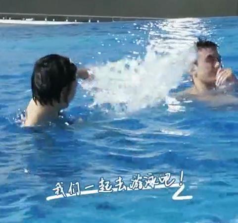 张子枫与吴磊泳池嬉闹！女方穿泳装皮肤白皙，秀出一双纤细胳膊