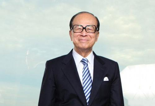 李嘉诚亲自乘私人飞机出国买口罩，购得84箱第一时间捐出