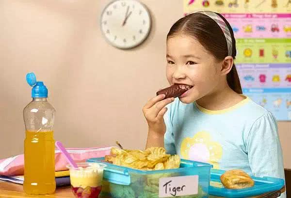 为什么女生总比男生长得高,为什么女孩子长高比男孩子要早