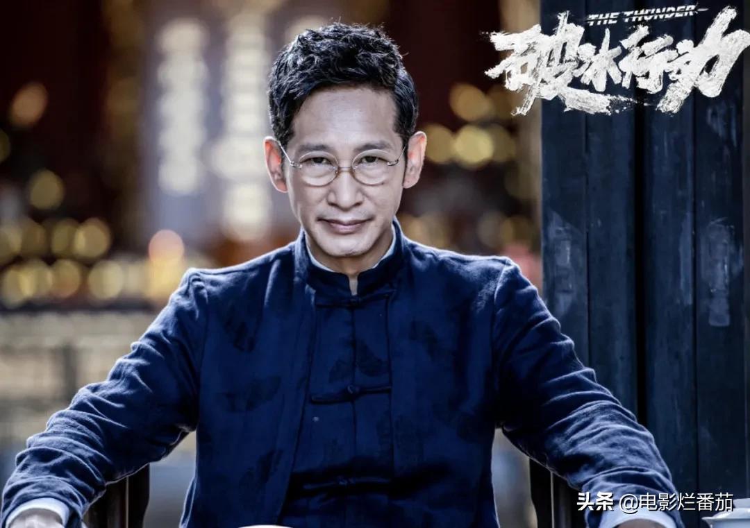 王劲松演蒋介石全身像,王劲松扮演蒋介石像吗