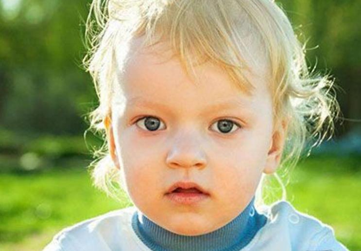 宝宝老是眨眼是散光吗,宝宝故意眨眼睛