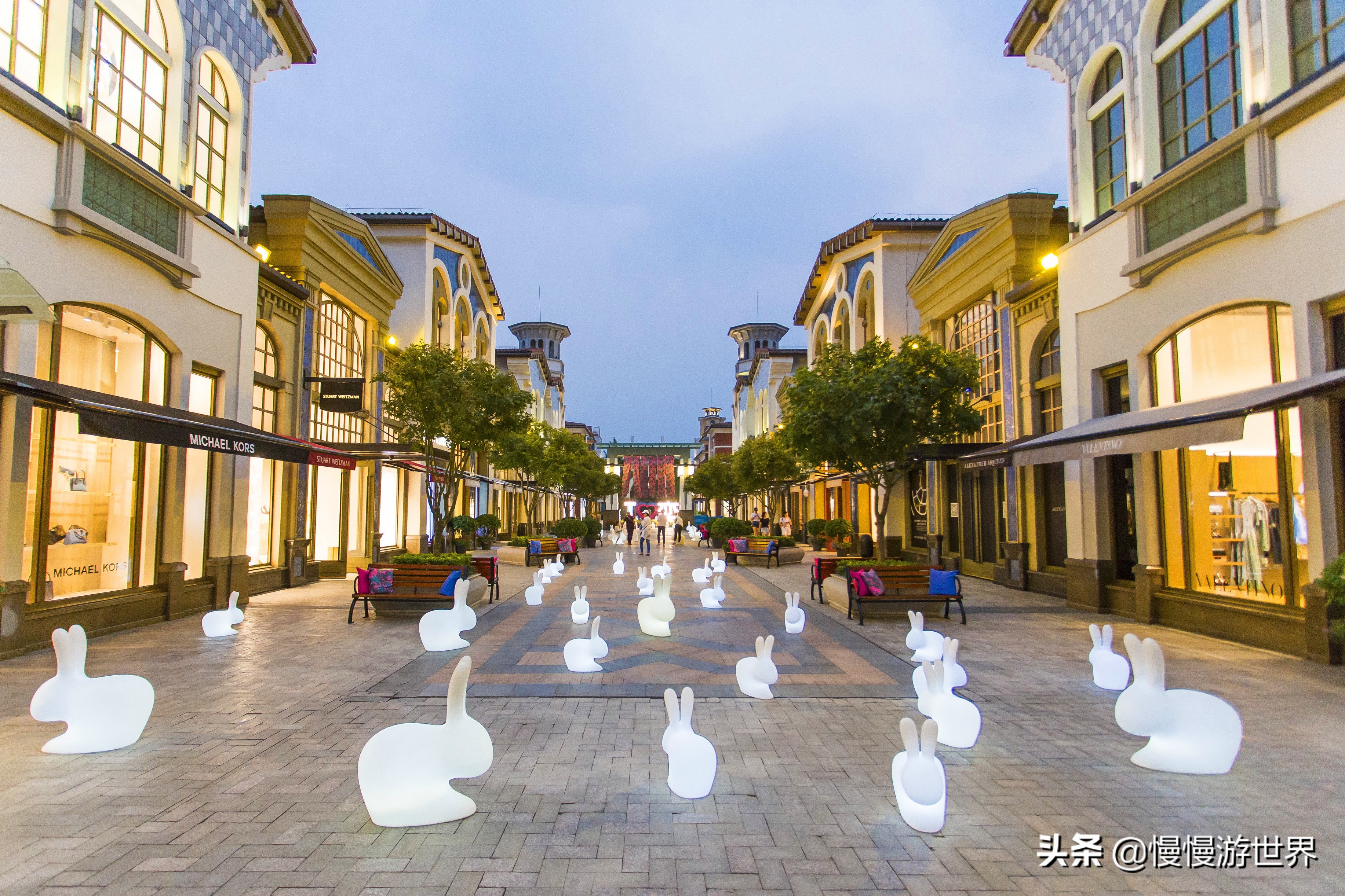 千兔伴月，中秋绮境：1001只“奇宝兔”齐聚苏州奕欧来奥特莱斯