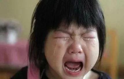 4岁女孩跪地大哭“妈妈别打,我不要娃娃了”