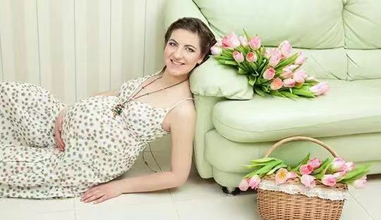 突然漏尿湿一片是怎么回事,早上湿了一小片是漏尿还是破水