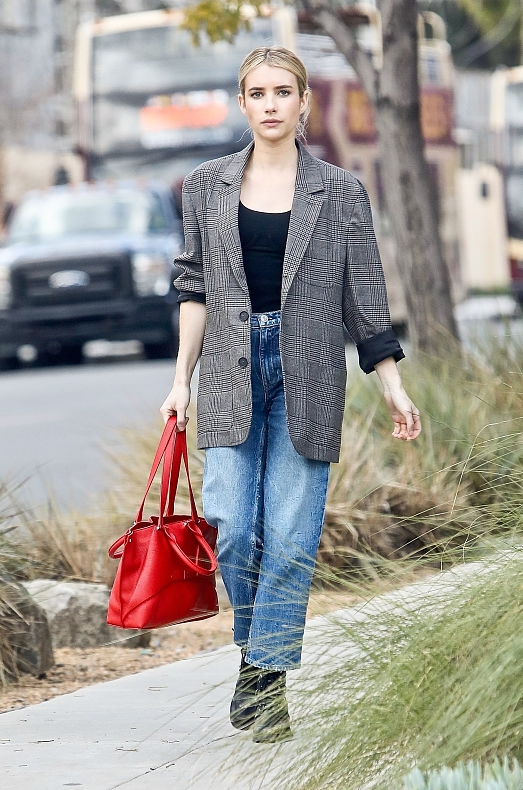 艾玛罗伯茨穿搭 (艾玛罗伯茨白色背带裤)