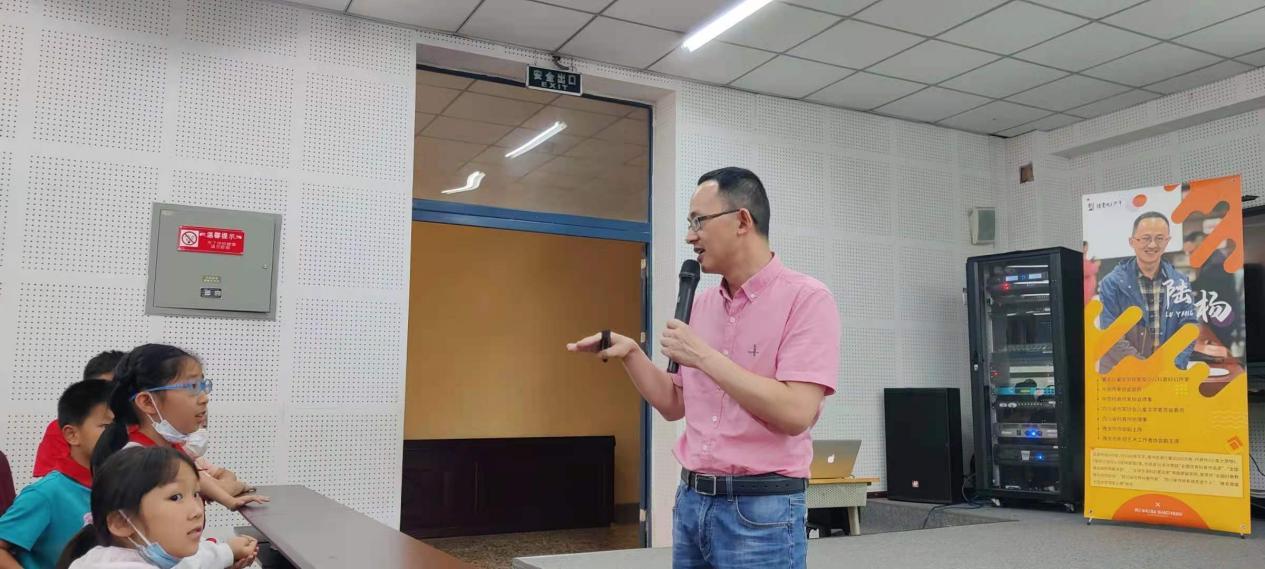 “从科幻预见未来——‘读书吧！少年’”阅读分享会走进成都市梧桐小学校