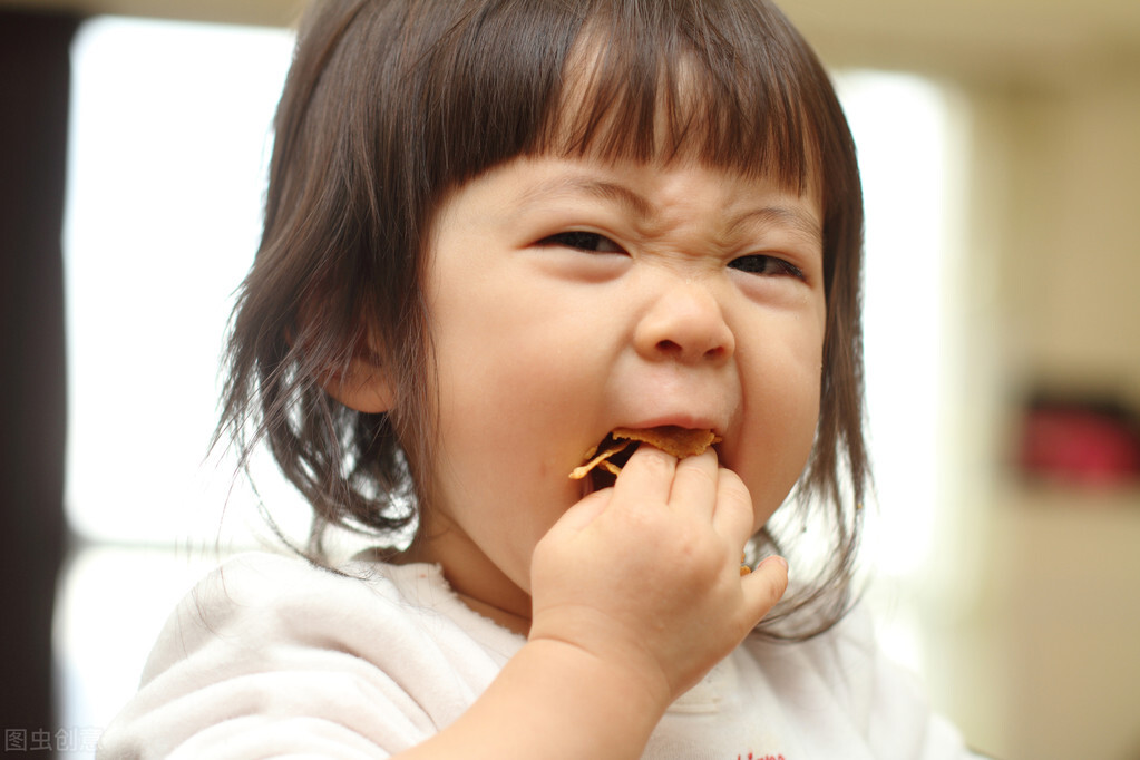 女孩被父亲虐待怎么判,8岁女孩4分钟遭父母毒打30次