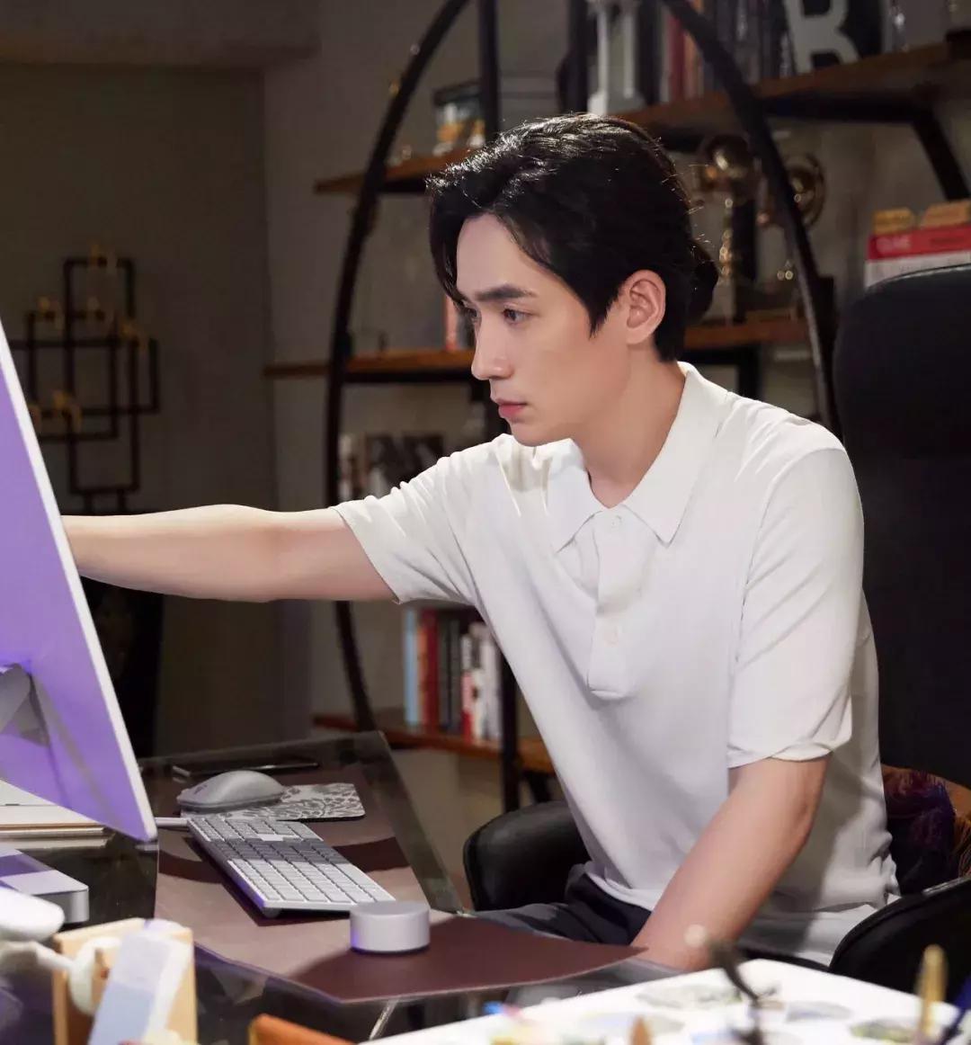 比T恤高贵，比衬衫优雅，今年夏天流行Polo衫