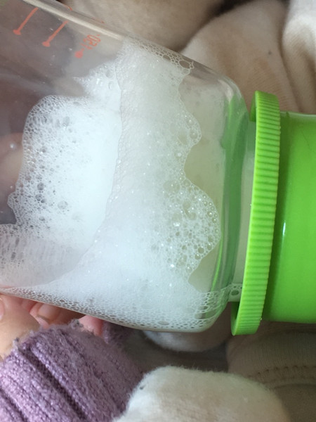 宝宝奶粉吃完之后有泡沫咋回事,奶粉兑出来泡沫多好还是泡沫少好