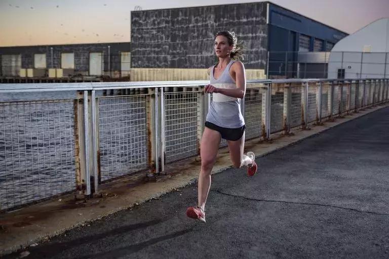 长距离训练怎么坚持,训练量过大会导致跑步跑慢吗