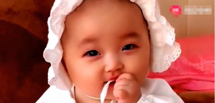 婴儿爱吃衣服和被子是怎么回事,宝宝爱吃妈妈皮肤怎么办