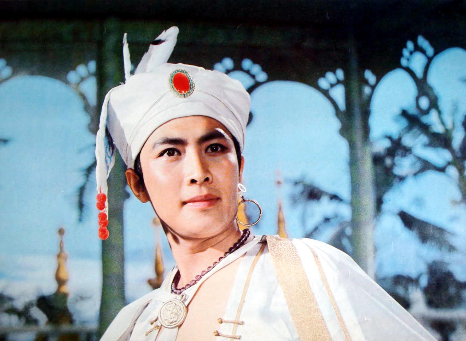 唐国强的两段婚姻：原配35岁除夕夜自杀，娶小12岁壮丽，今很幸福