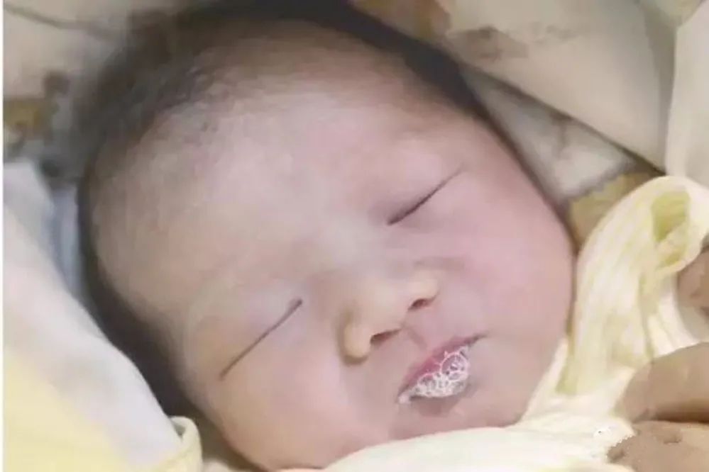 宝宝爱吐水是怎么回事,宝宝生病睡觉吐泡泡是什么原因