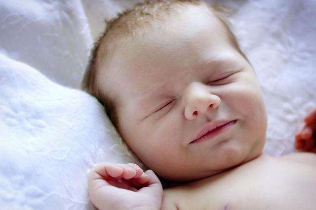 宝宝夏季长痱子妈妈护理是关键,宝宝痱子湿疹红屁屁擦什么药膏