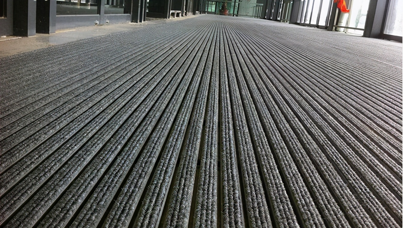 现在家里铺怎样的地毯好打理,现在还有人客厅放地毯么