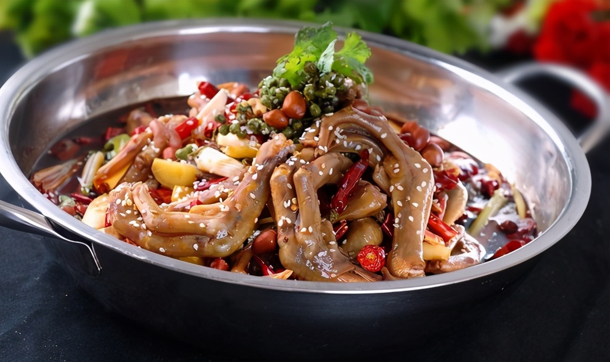 鹅、鹅、鹅，曲项向天歌，鹅头浮卤水，鹅掌躺干锅