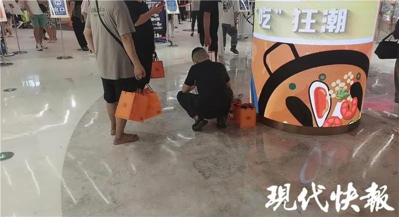南京一网红店，“黄牛”雇人排队代购！有大妈一天排7次……
