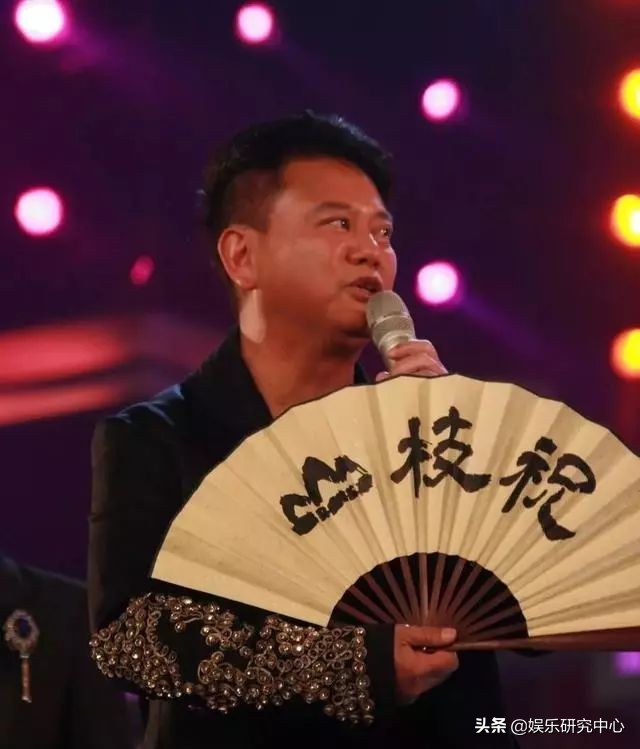 TVB爱国艺人！两次破产，和香港第一古装美女结婚40年至今无子…