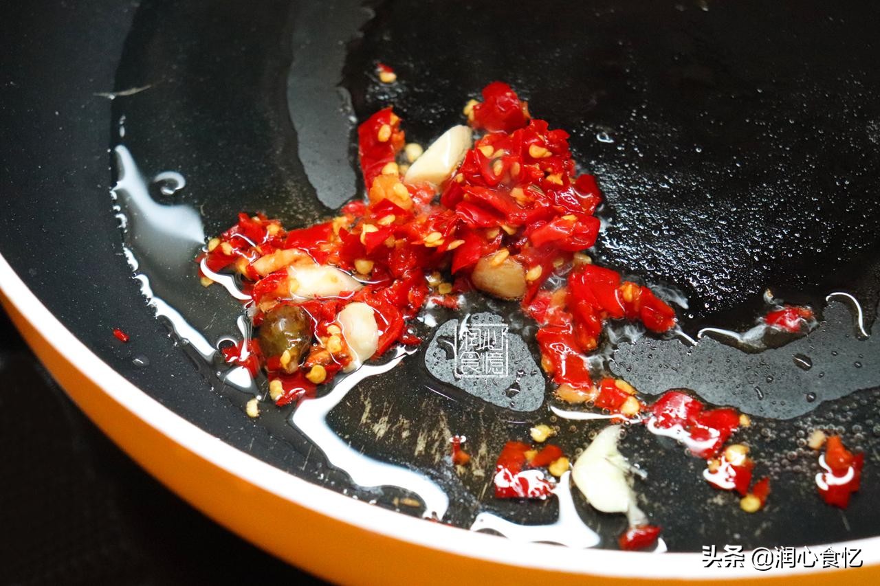 这菜一斤3块钱焯一焯,这菜35元一斤比肉还贵但真的好吃