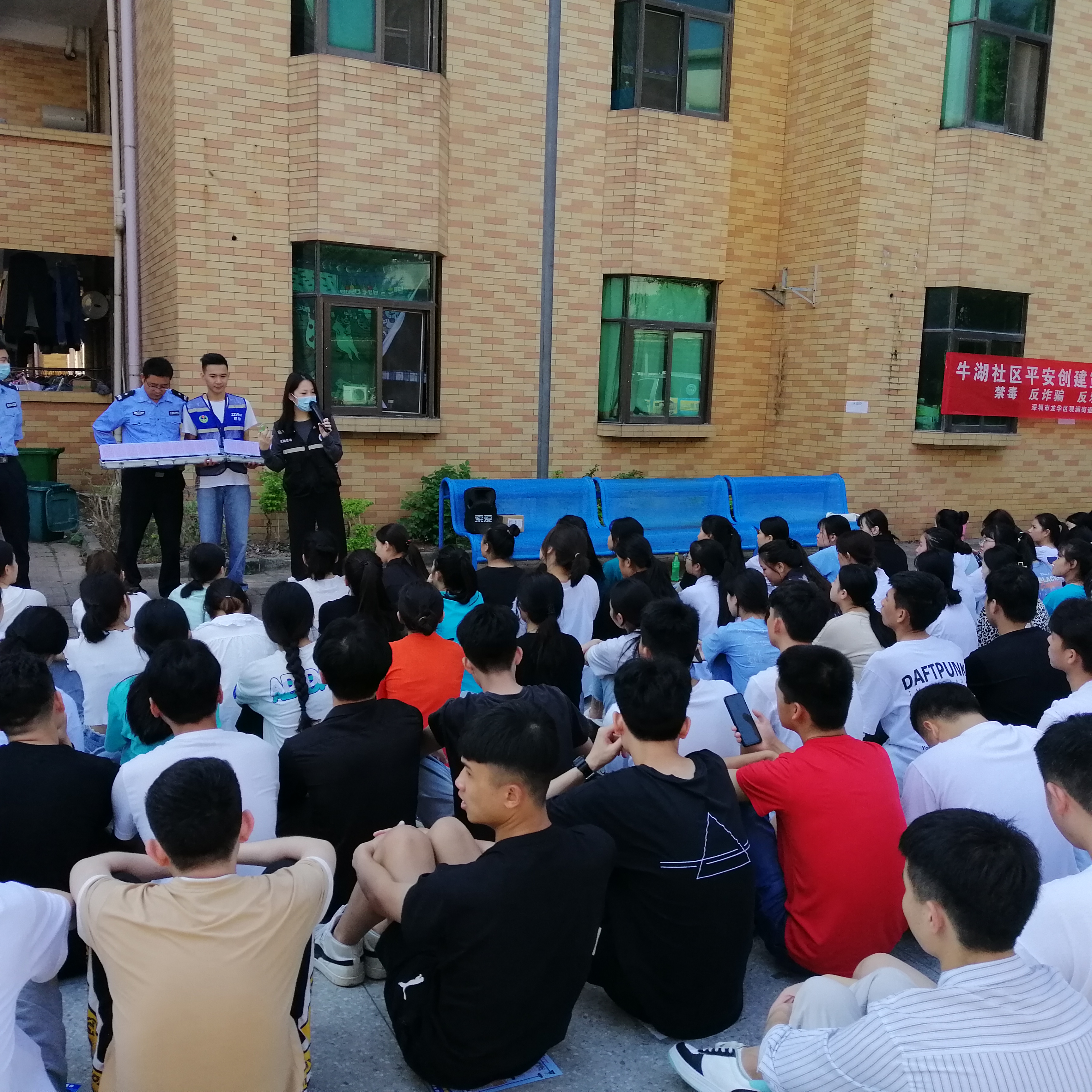 民警进社区宣传禁毒和反诈,派出所深入社区开展禁毒反诈宣传