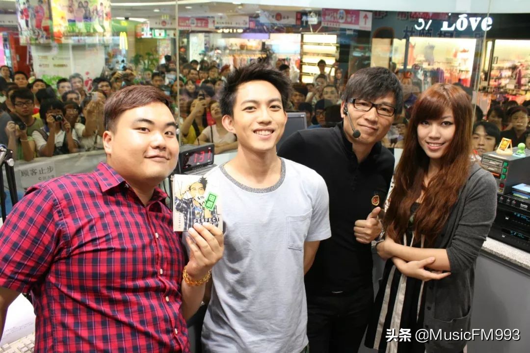 流行前线总店直播,流行前线负一层直播基地