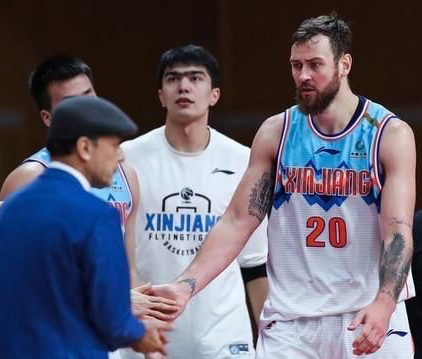 官宣！莫泰签约正式达成，00后内线接班苏伟，辽篮小将迎来春天