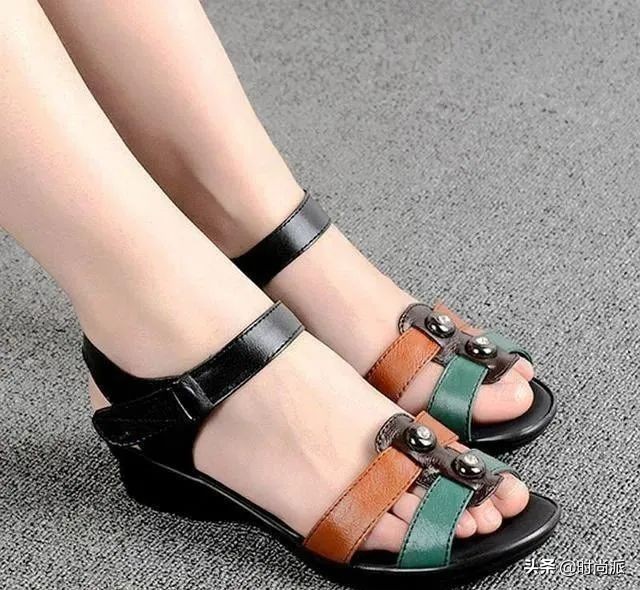 脚感舒服的时尚夏季凉鞋,凉鞋软底防滑不累脚时尚