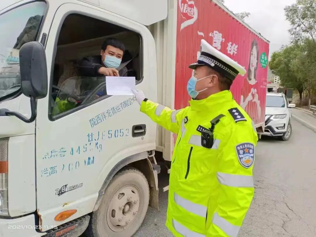 战疫情冰城交警义无反顾坚守一线,疫情期间交警坚守岗位在战斗