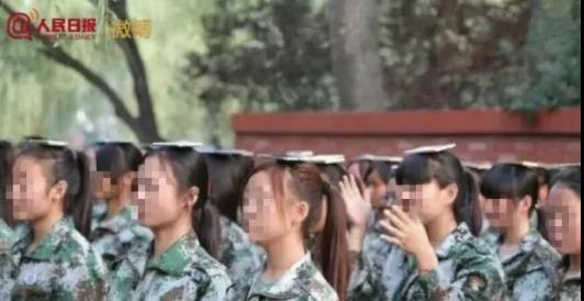 各高校军训放“大招”：踢手机、夹扑克，参训学生：教官，算你”狠”！