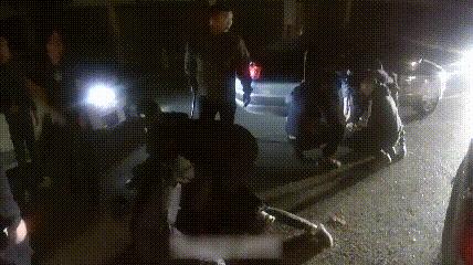 小偷偷车被监控拍下过程,小偷偷车锁车视频