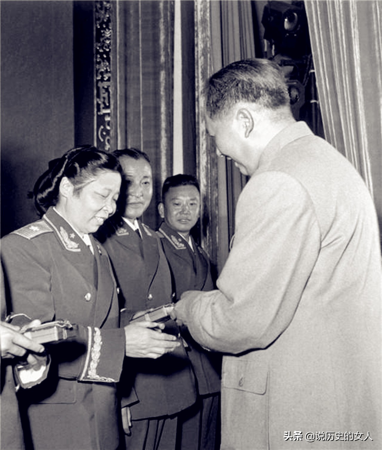 她当童养媳常遭家暴，成女将军后回家探亲遇到前夫，如何解决之？