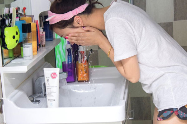 眼部周围长了小痘痘该怎么去除,眼部出现小颗粒痘是怎么回事