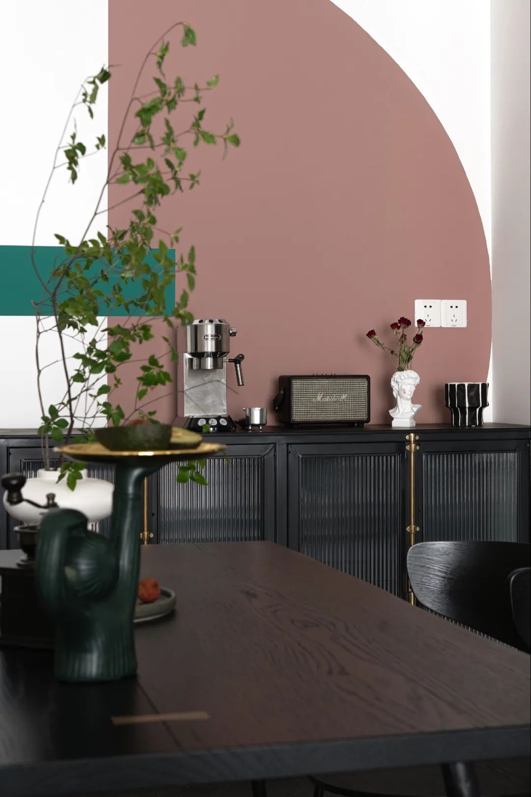 线条、色块和潮玩，这个89㎡比想象中还有料