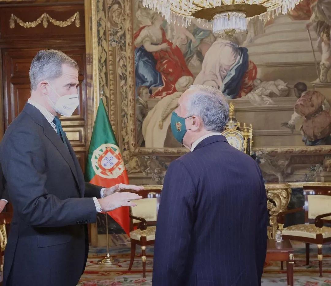 以女主人宫殿内接客,莱后红衣似火热情洋溢,全身旧衣成节俭标兵