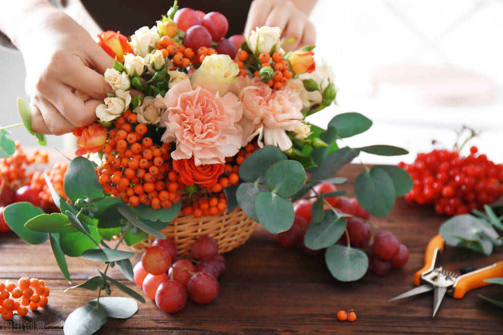 一朵玫瑰批发价5毛，一束鲜花卖298元，揭秘花店暴利真相