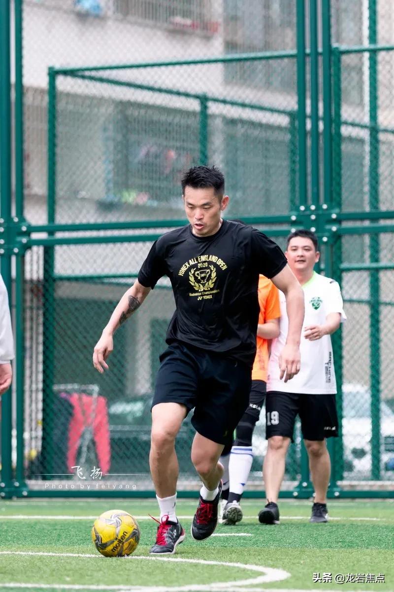 林丹脚踢球,林丹回到球场赢了