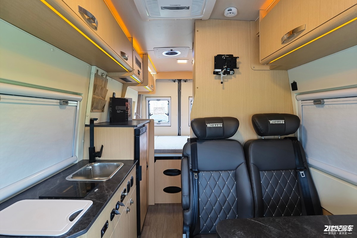 想要大空间？没门！恒温系统打造舒适二人世界，卫航V590B型房车