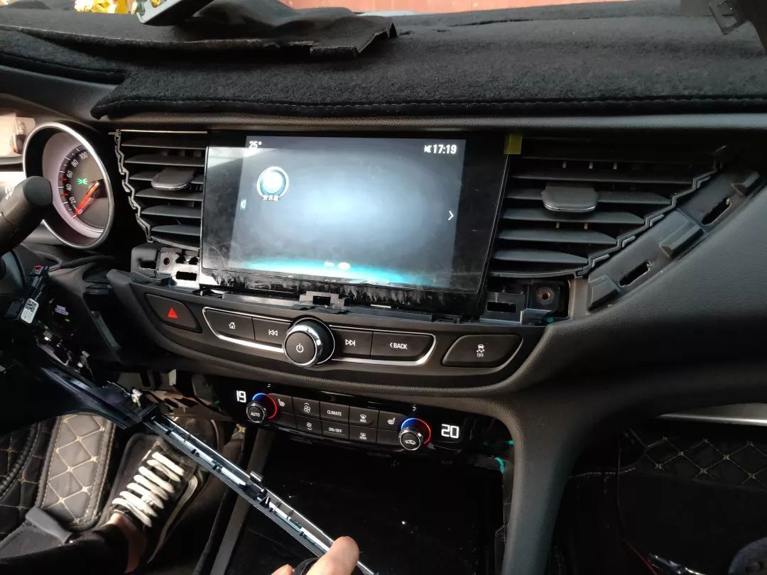 20年别克君威中控拆卸教程,别克君威2019款2.0t导航拆卸