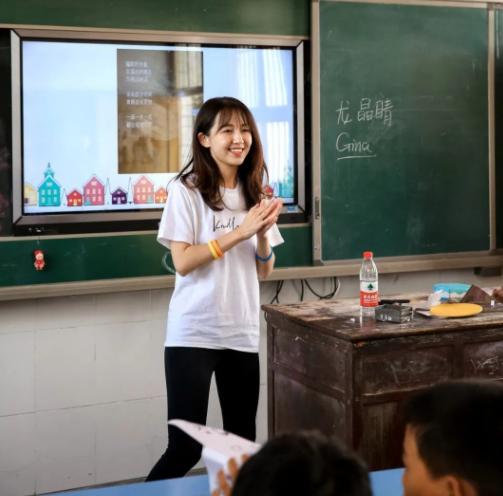 90后甜美教师龙晶晴,在乡村支教十年后被举报,原因有多荒唐